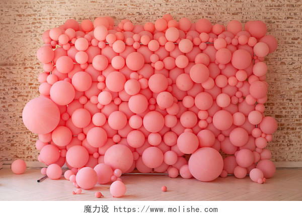 粉色气球派对的墙面装饰